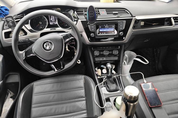 Used Volkswagen Touran 2016 Volkswagen Touran L 280TSI DSG Comfort Edition Center Console