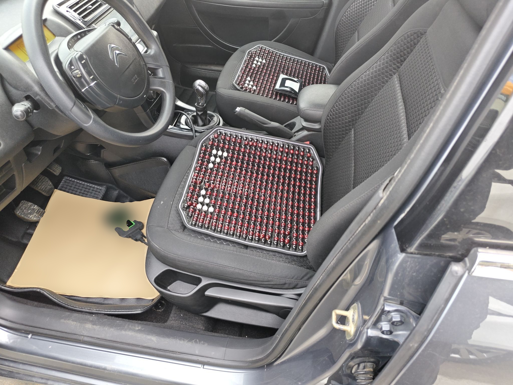 المقاعد الأمامية داخل السيارة