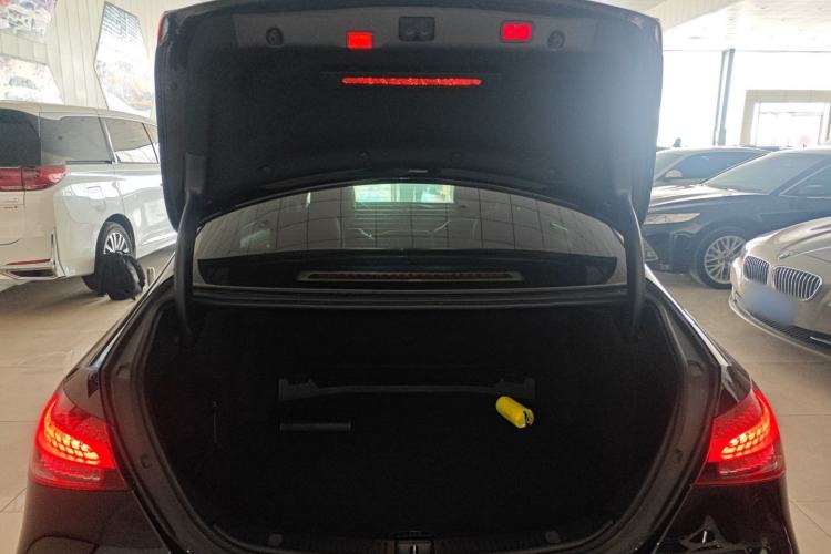 Used Mercedes-Benz E-Class 2022 Second Facelift E 300 L Fashion Edition
