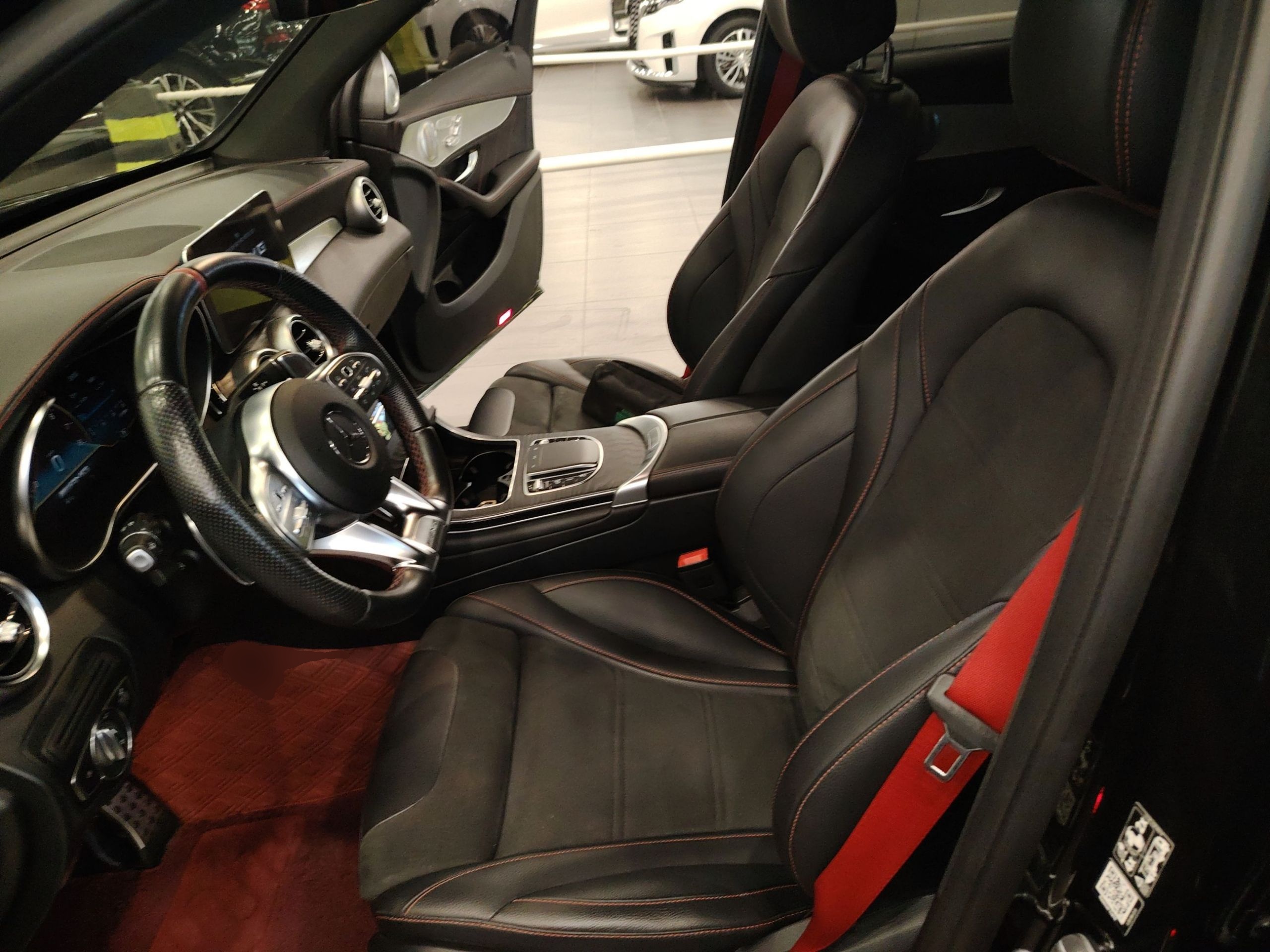 المقاعد الأمامية داخل السيارة