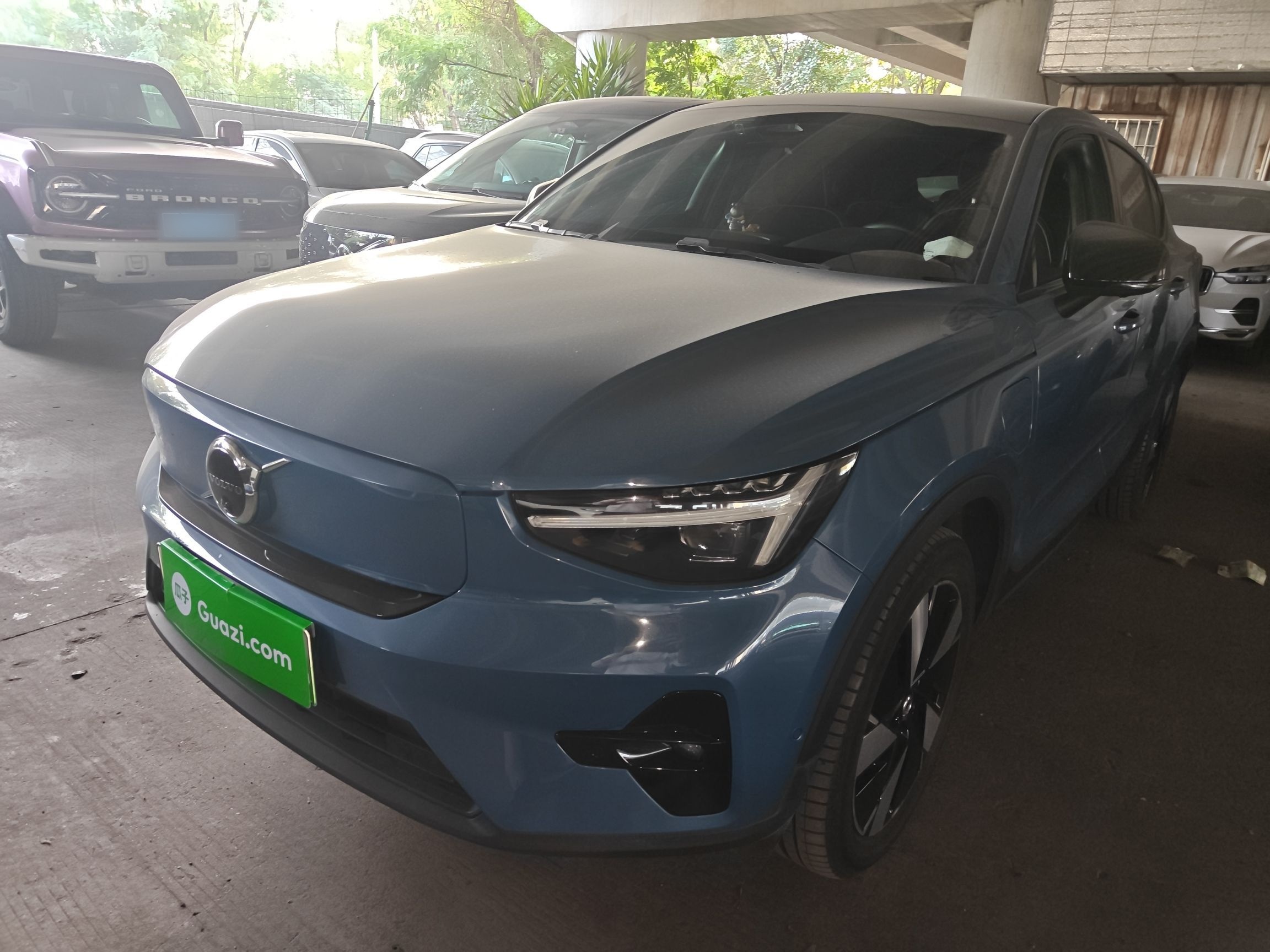 Под передней частью автомобиля