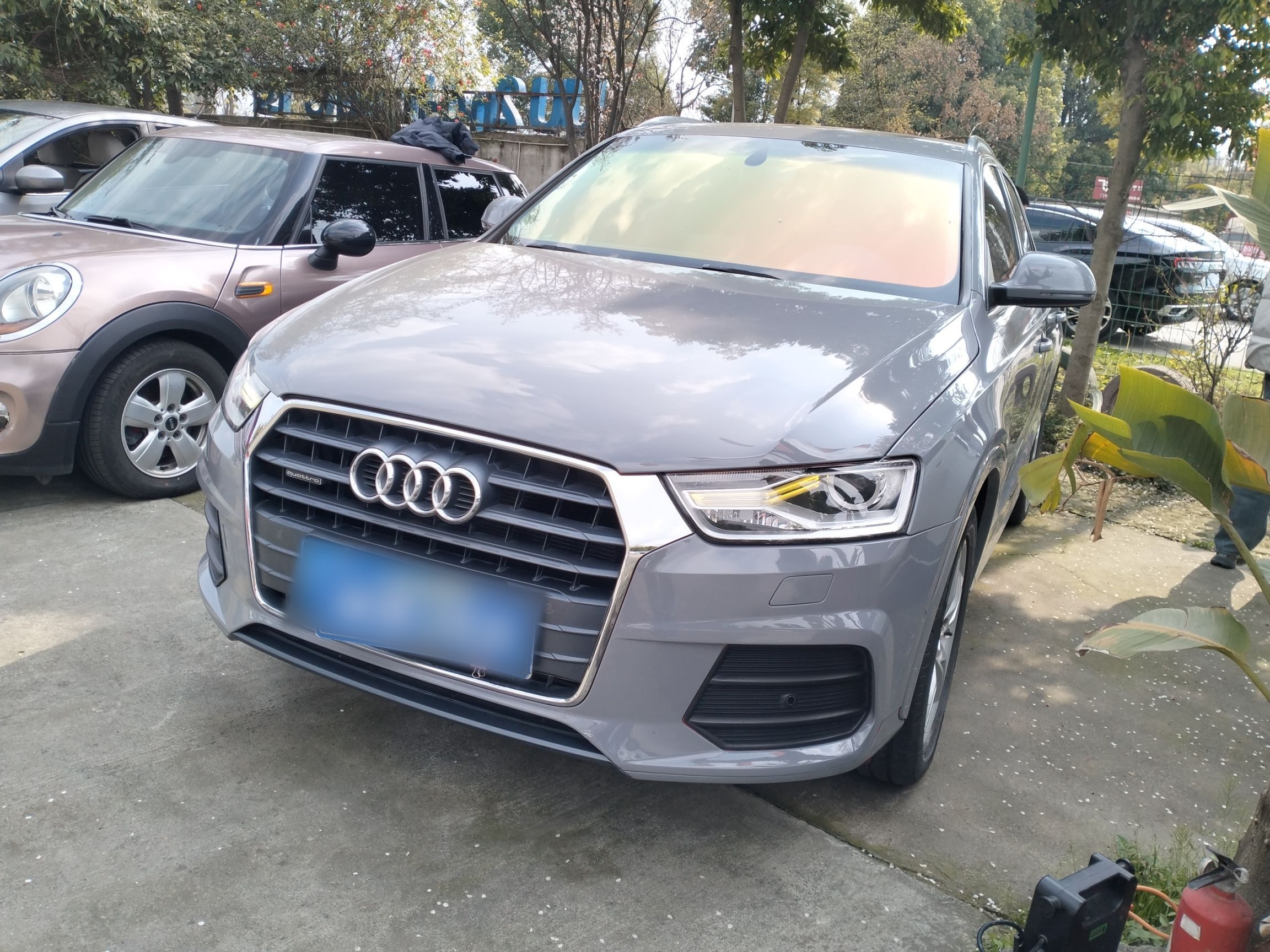 تحت مقدمة السيارة