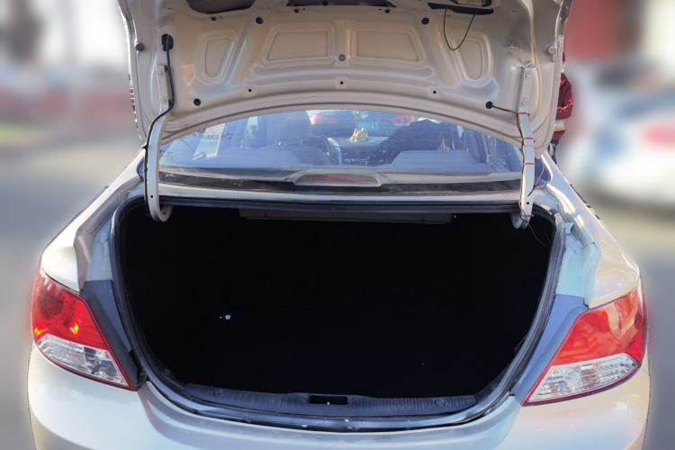 Used Hyundai Verna (older generation) 2010 Sedan 1.4L Manual Comfort GS Trunk