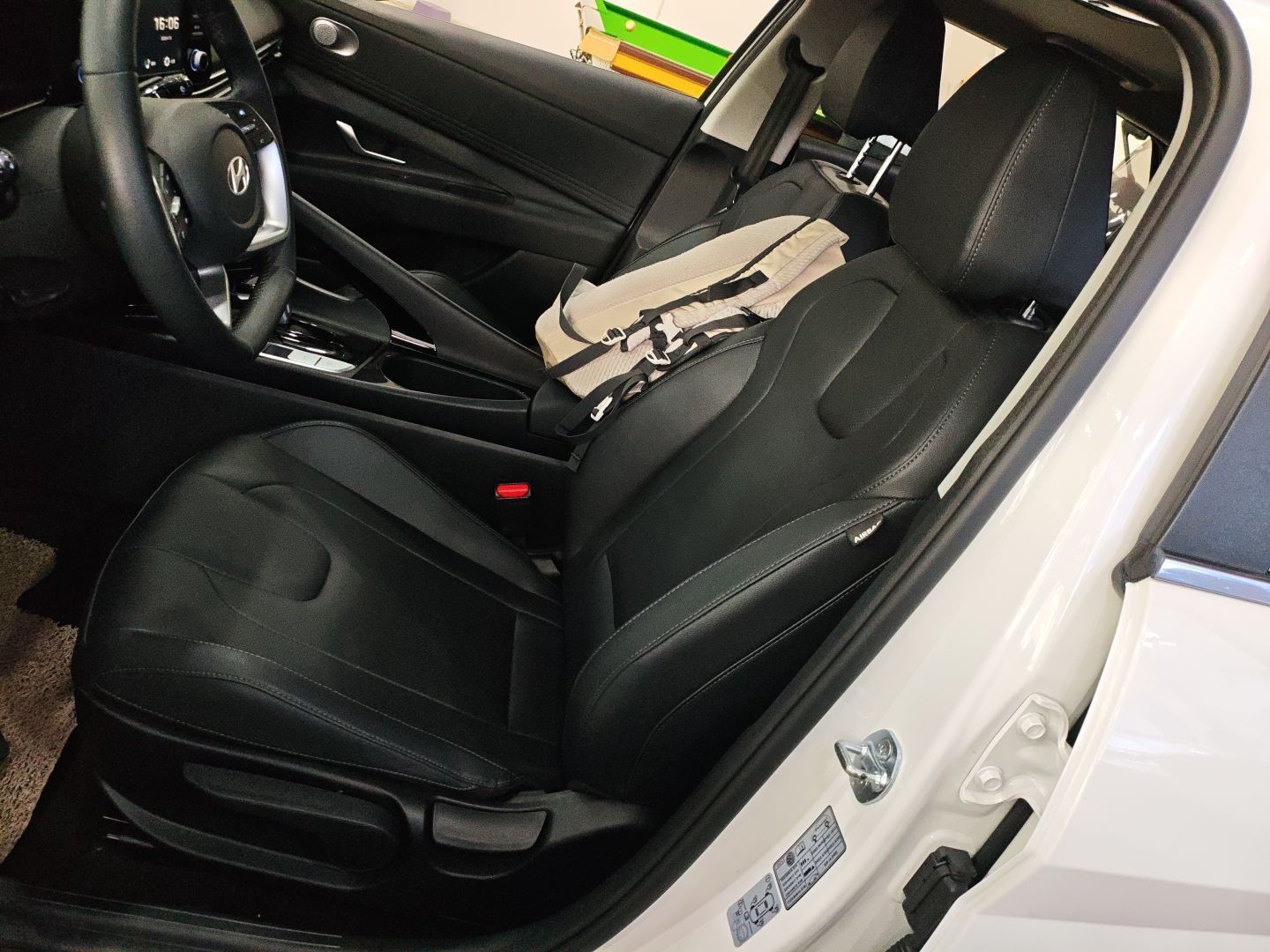 Переднее сиденье в автомобиле