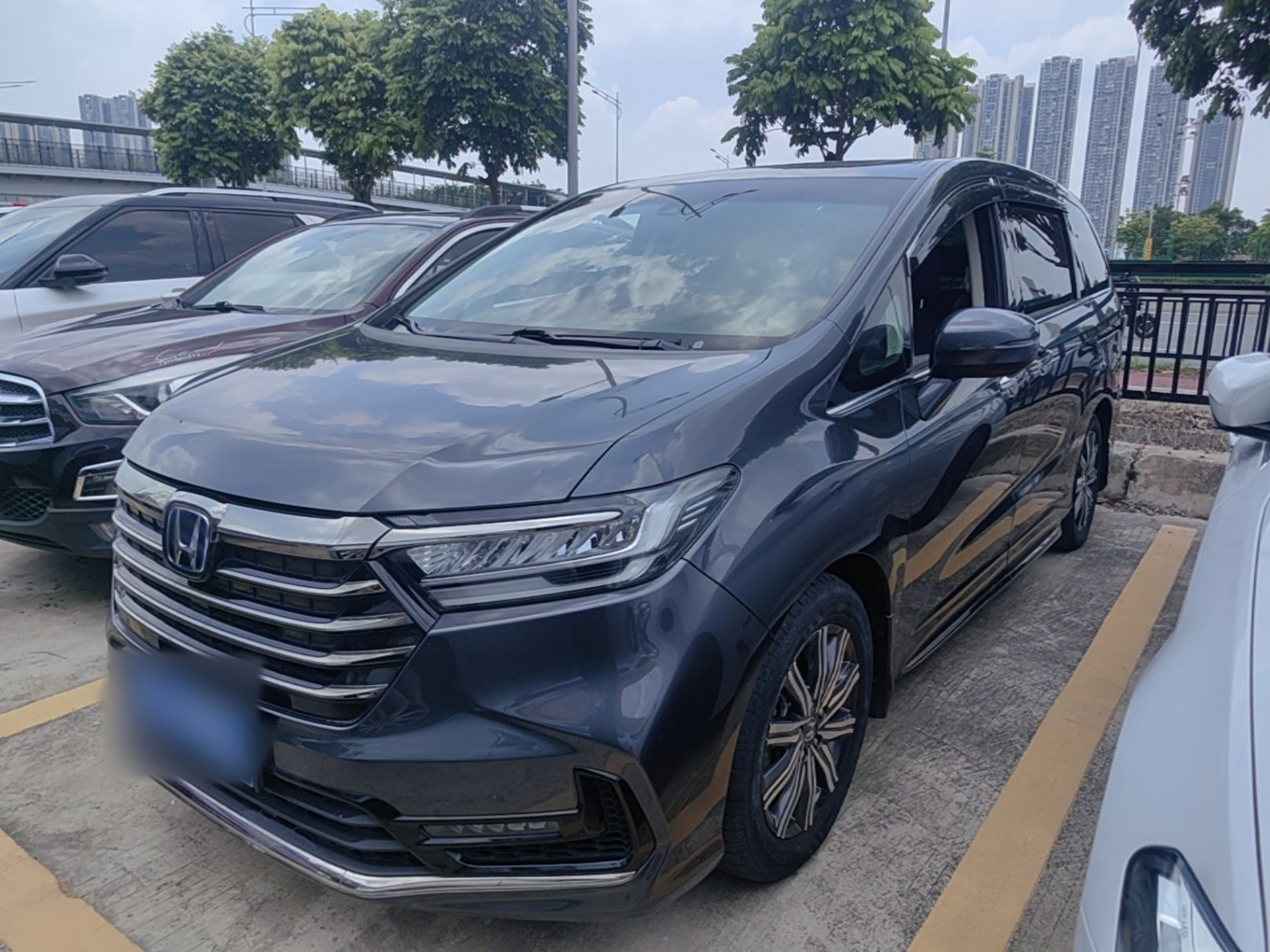 Под передней частью автомобиля