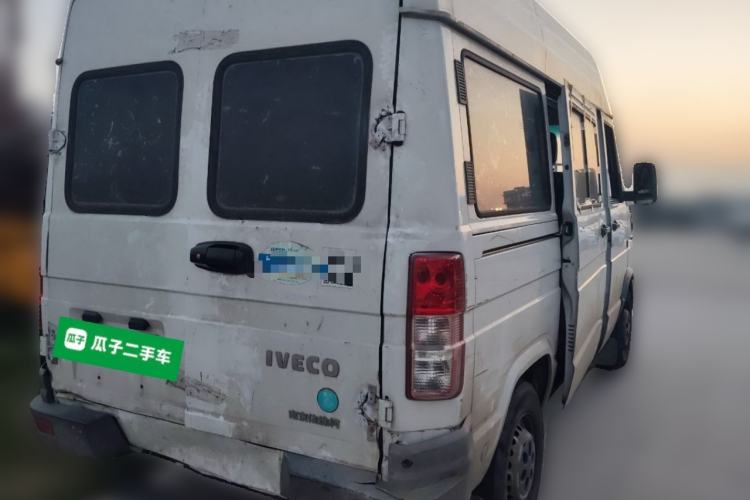 Used Iveco Daily 2020 2.5T A35 Passenger Van Single-Tire Mid-Roof Design 5-9 Seats China VI Emission Standard
