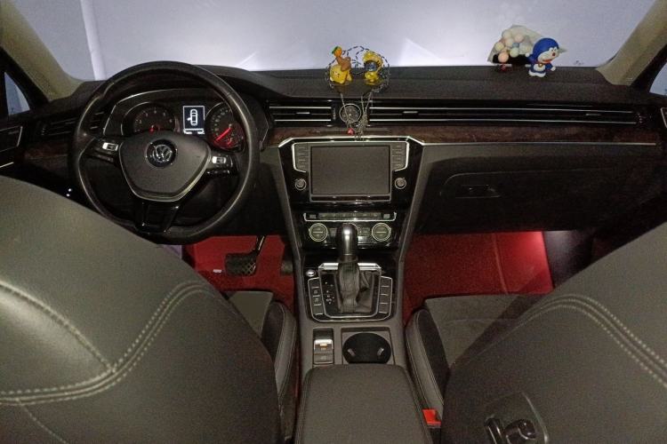 Used Volkswagen Magotan 2017 330TSI DSG Luxury Model Center Console