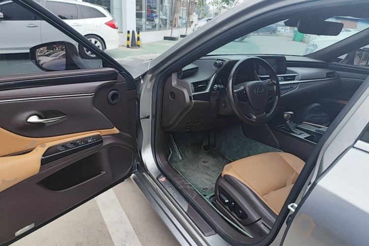 Used Lexus ES 2020 300h Premier Edition
