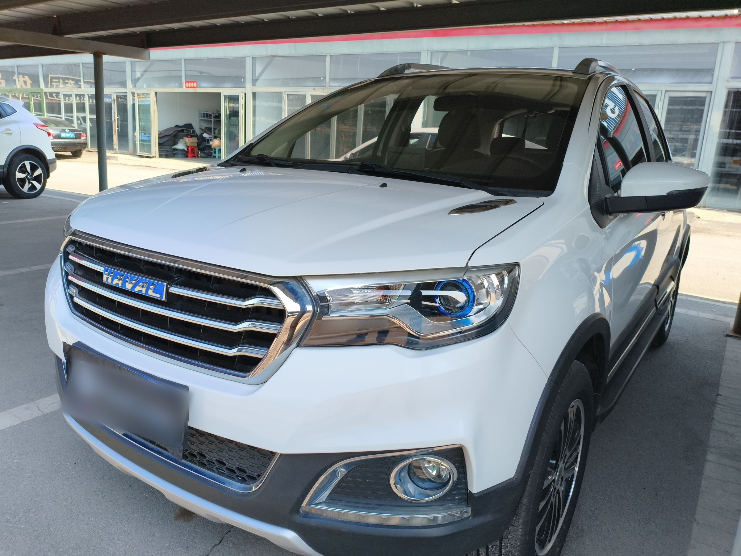 تحت مقدمة السيارة