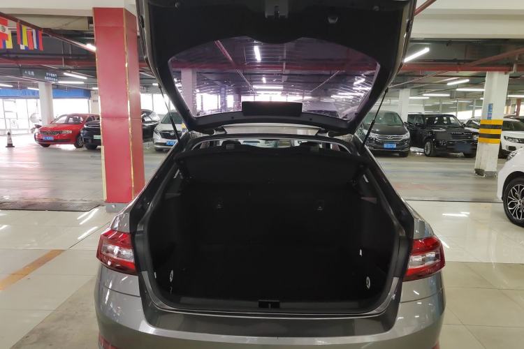 Used Skoda Octavia 2019 1.5L Automatic Smart Drive Luxury Edition China VI Standard Trunk