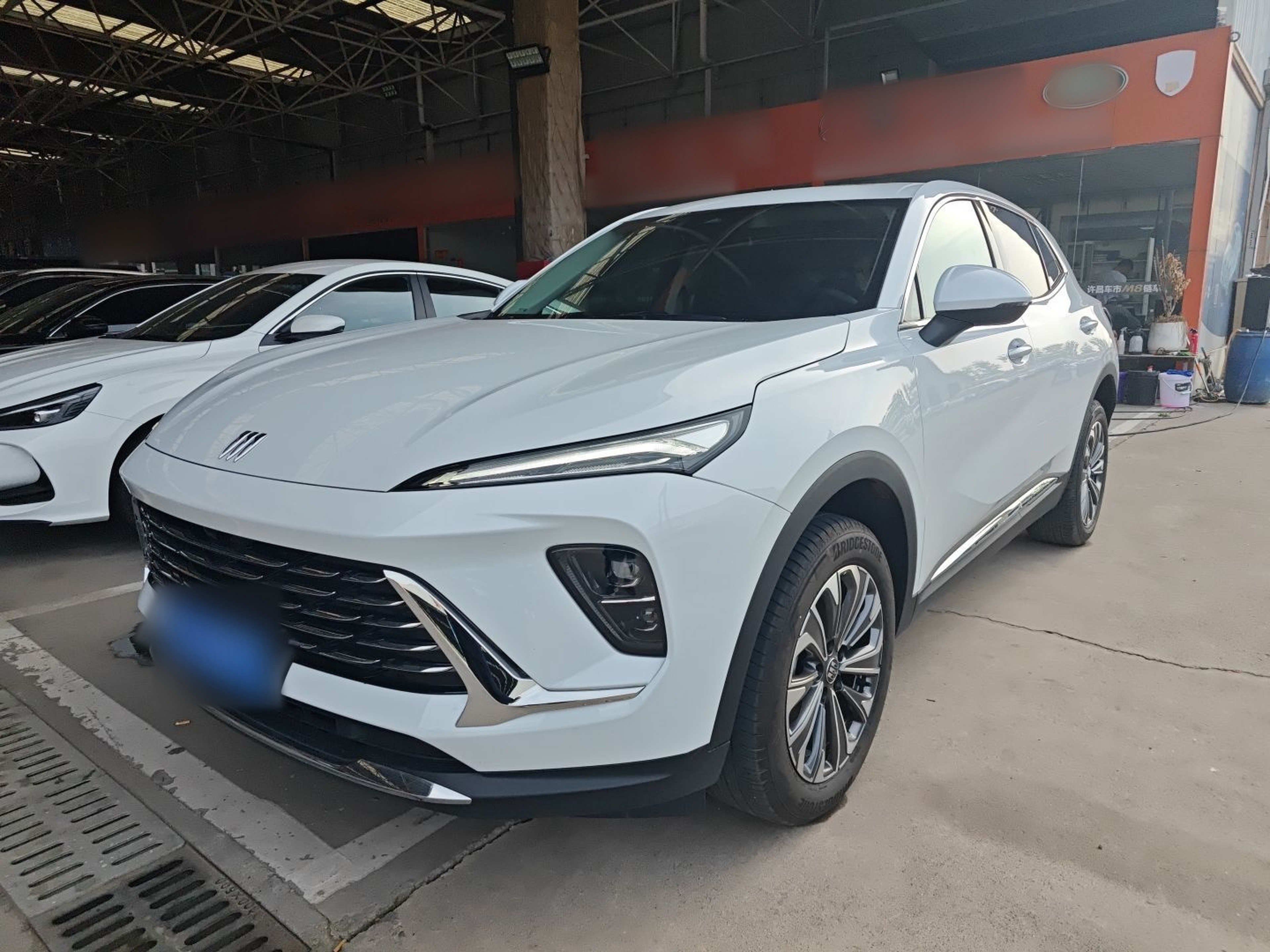 تحت مقدمة السيارة