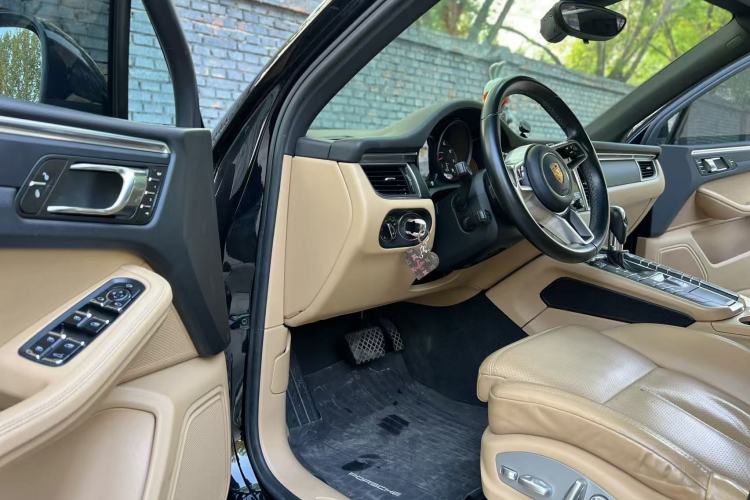 Used Porsche Macan 2017 Macan 2.0T Interior 1