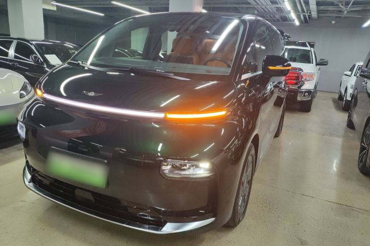 Used Geely Galaxy LEVC L380 2024 140-Degree 6-Seater All-Wheel-Drive Ultra