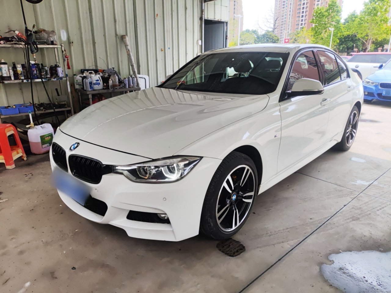 Под передней частью автомобиля