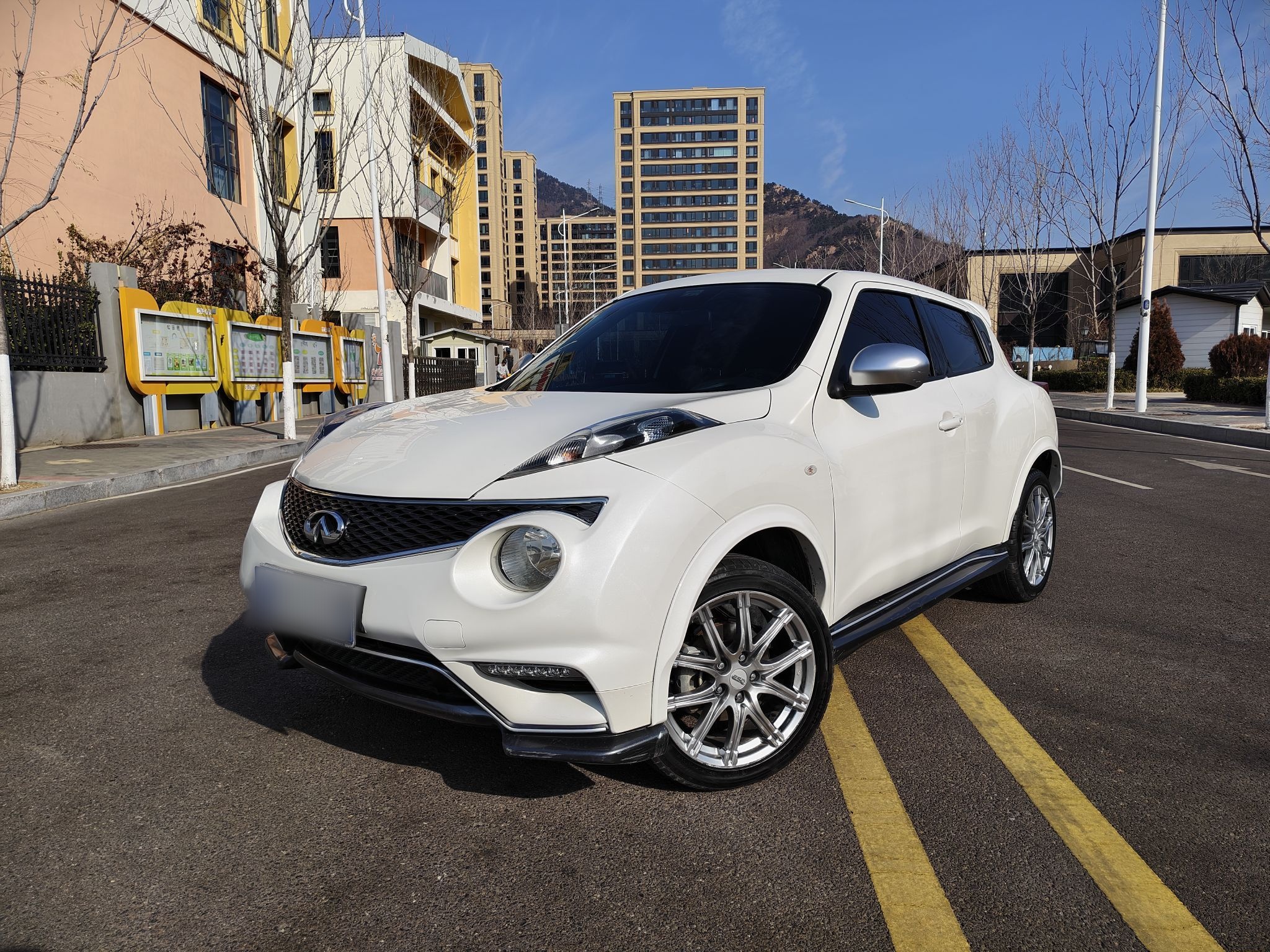 Под передней частью автомобиля