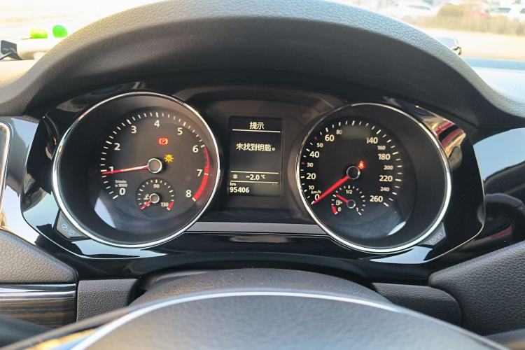 Used Volkswagen Sagitar 2015 230TSI Automatic Luxury Model
