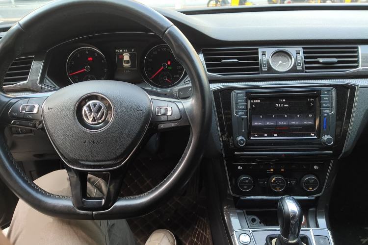 Used Volkswagen Passat 2017 330TSI DSG Prestige Edition Center Console