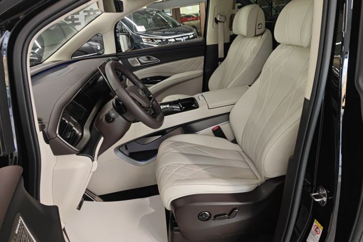 Used Denza D9 2025 DM-i Intelligent Drive 1020 Four-Wheel Drive Flagship Model