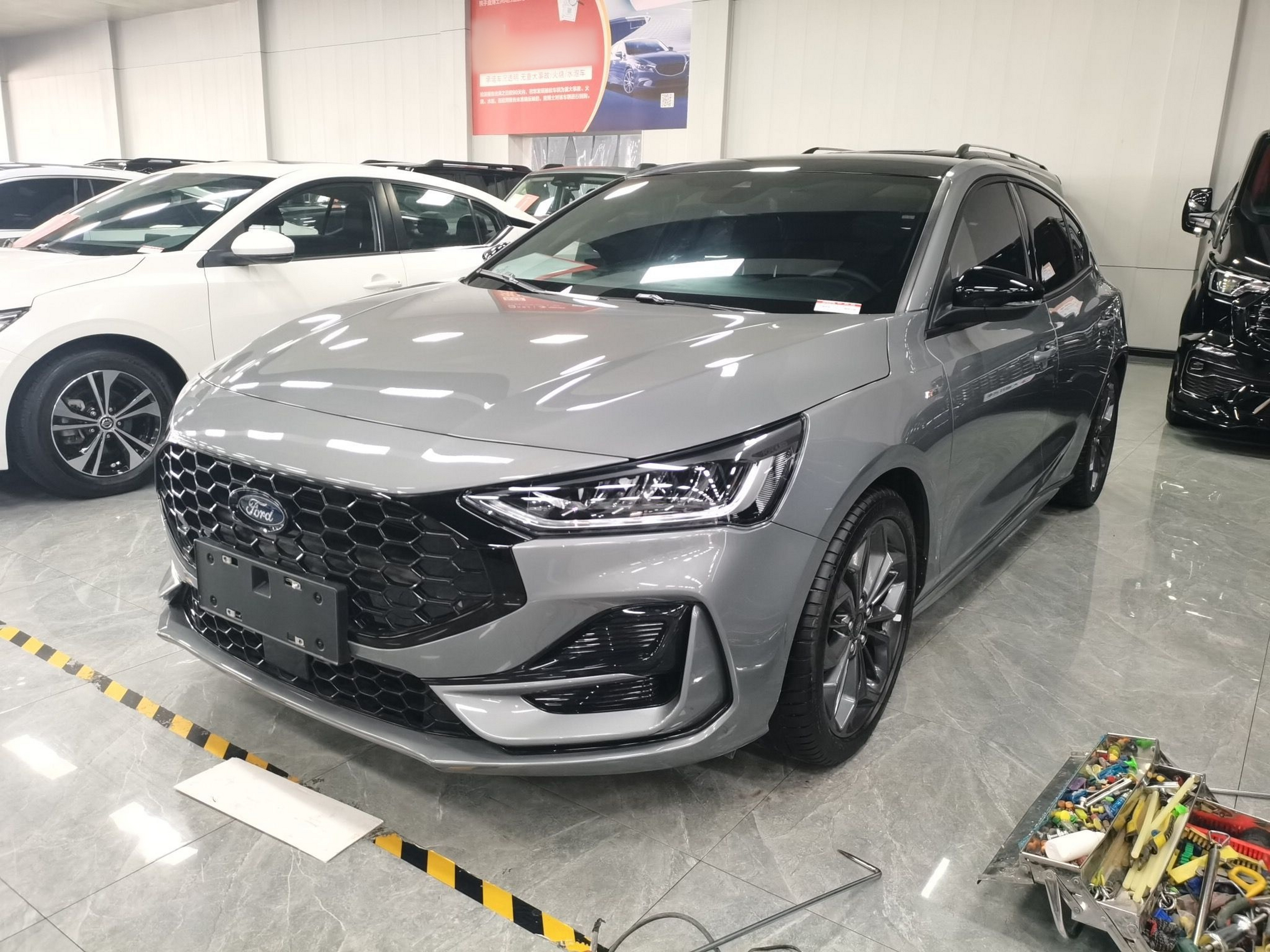 Под передней частью автомобиля
