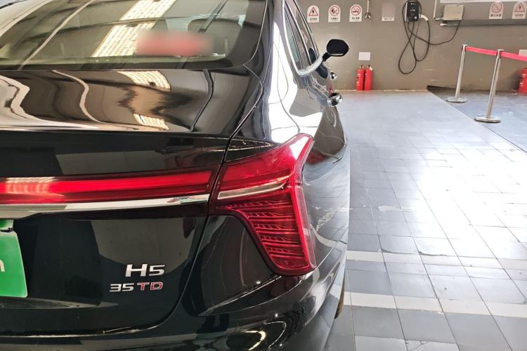 Used Hongqi H5 2024 1.5T DCT Smart Connect Flagship Edition Right Rear Taillight