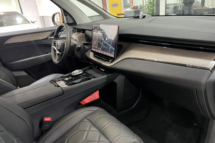 Used Volvo EM90 2025 Ultra Six-Seater
