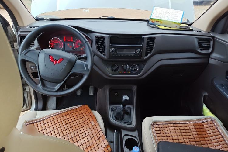 Used Wuling Hongguang V 2022 1.5L Jingqu Edition Electric-Assist LAR Center Console