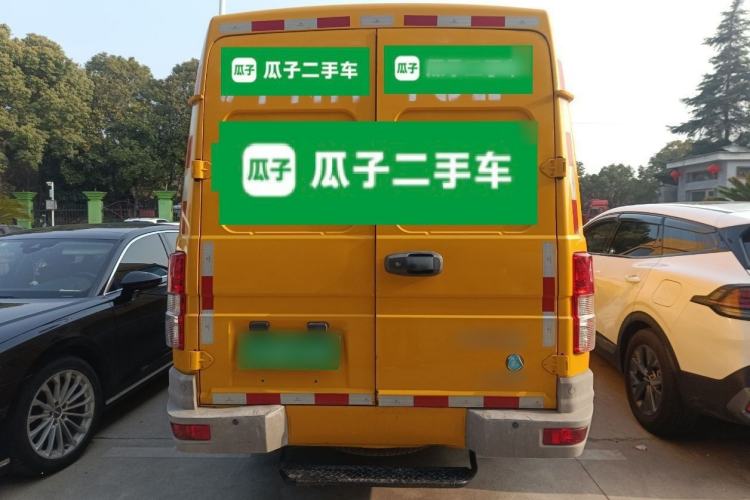 Used Iveco Daily 2021 2.8T V40 VAN厢式 Cargo Van 3-Seater Long Wheelbase Mid-Roof Design Dual Tires Manual Door