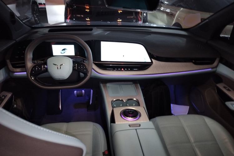 Used Hongqi Tiangong 08 2025 680 Ultra Four-Wheel-Drive Version Center Console