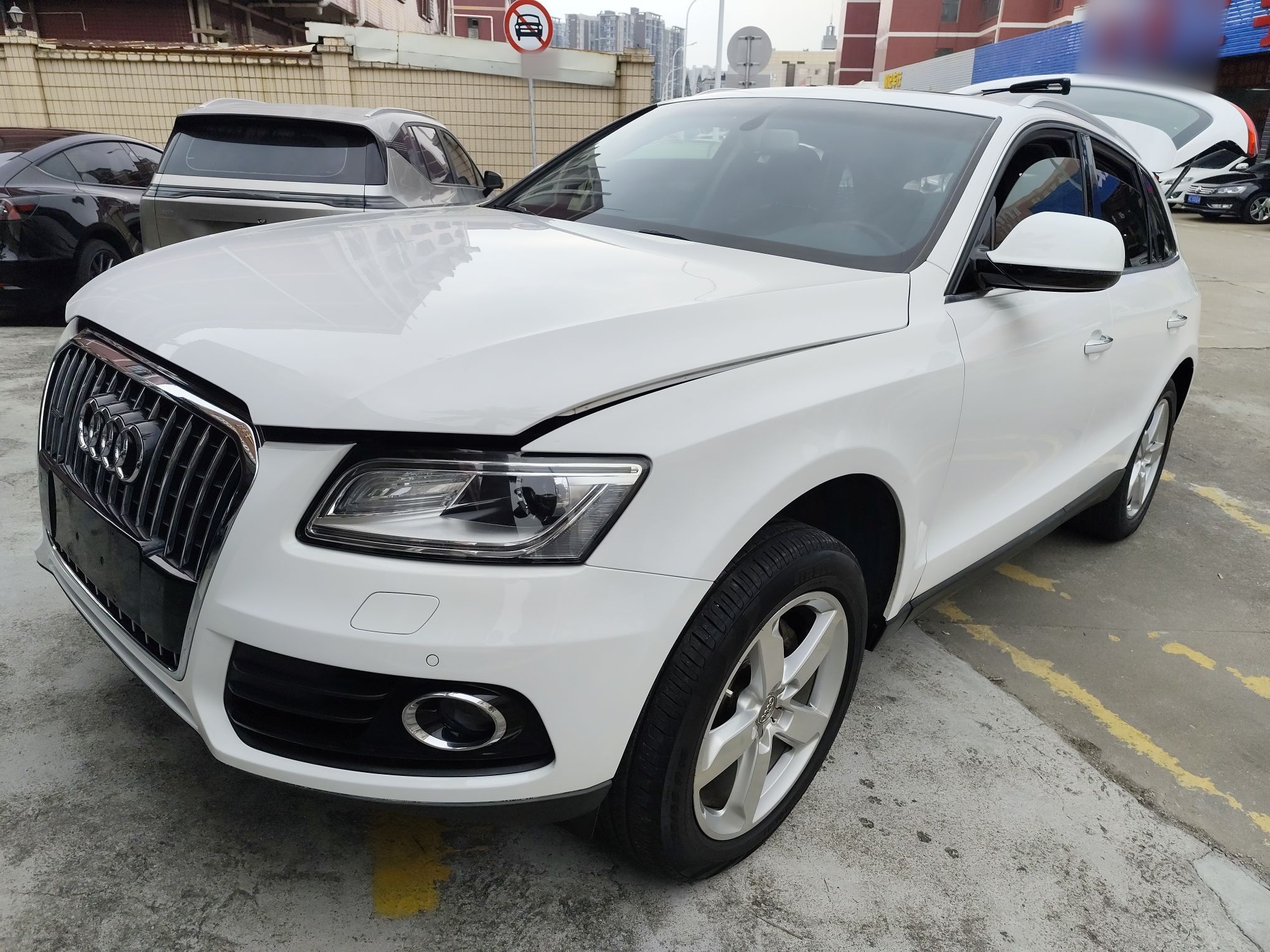 تحت مقدمة السيارة