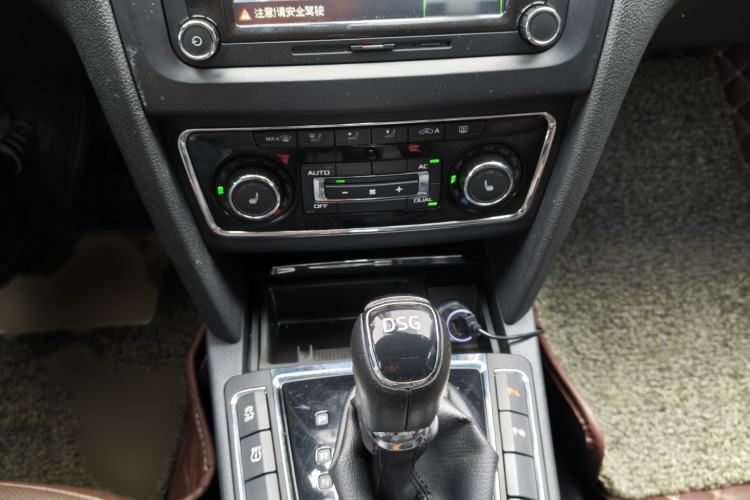 Used Skoda Superb 2013 2.0 TSI DSG Luxury Edition Interior 4