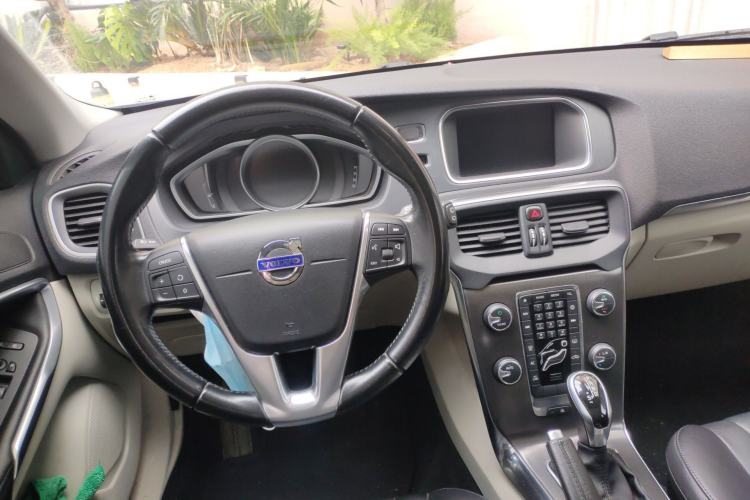 Used Volvo V40 2015 1.6T Zhiyi Edition Steering Wheel