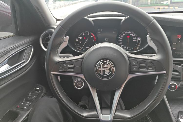 Used Alfa Romeo Giulia 2017 2.0T 280HP Luxury Edition Steering Wheel