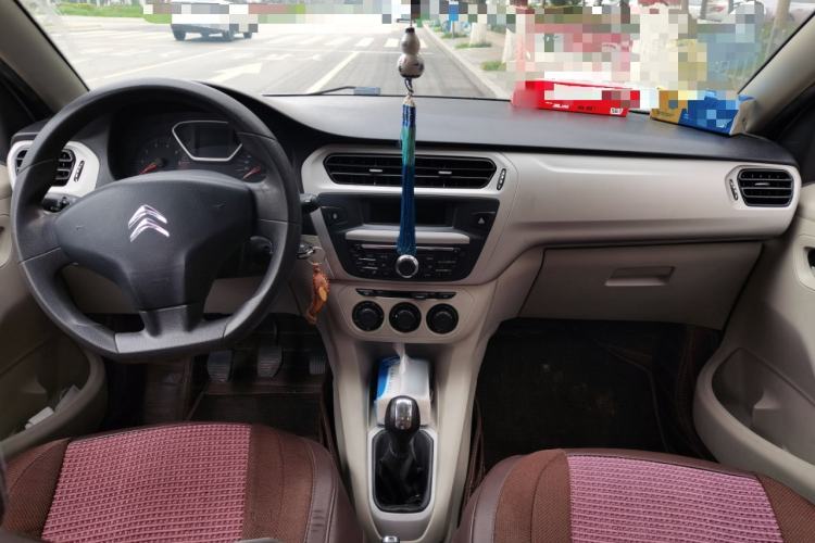 Used Citroen Elysee 2014 1.6L Manual Comfort Model Center Console