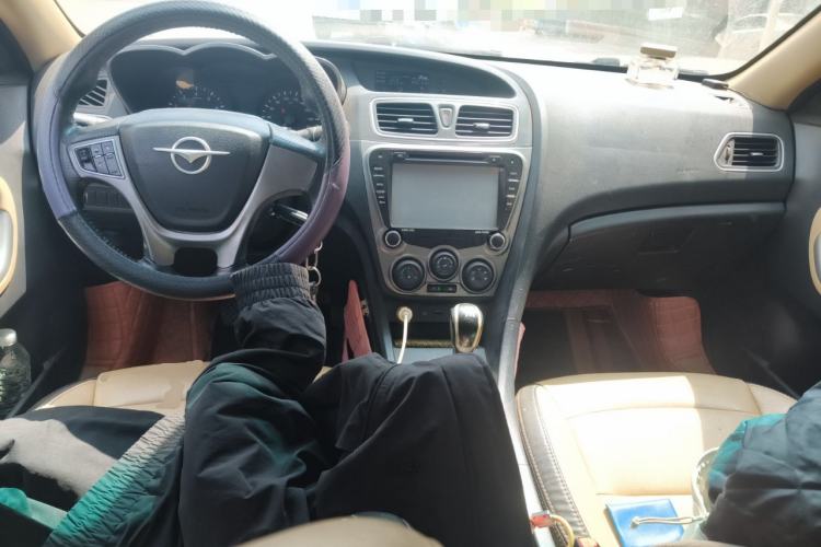 Used Haima Fumei 2016 1.6L Manual Prestige Model Upgrade Center Console