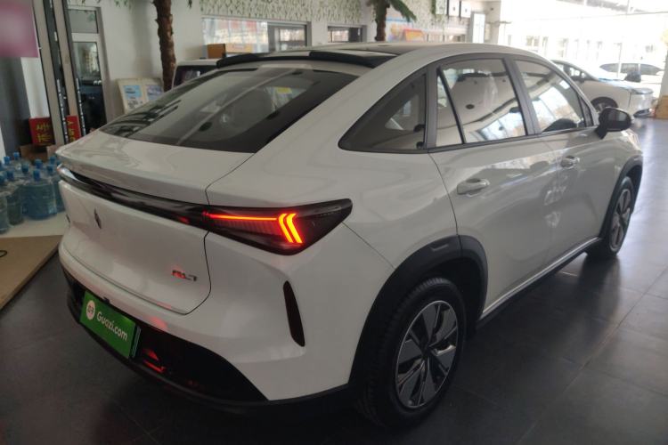 Used Livan 7 2024 605 km Wealth Edition