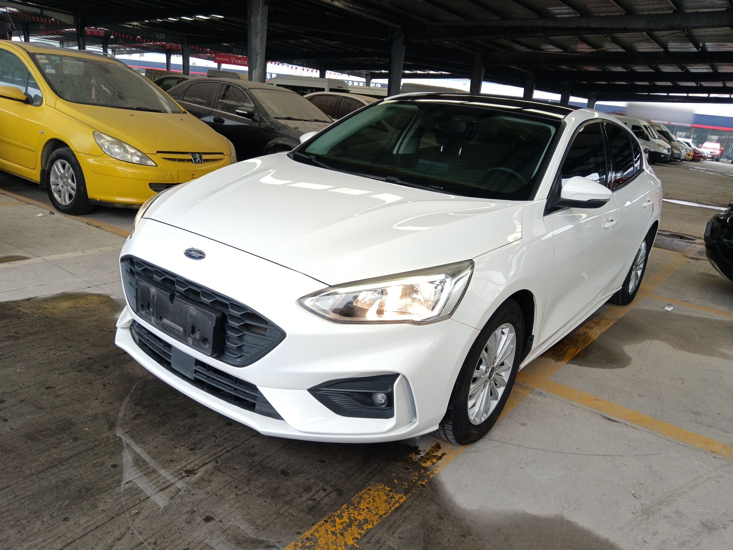 تحت مقدمة السيارة