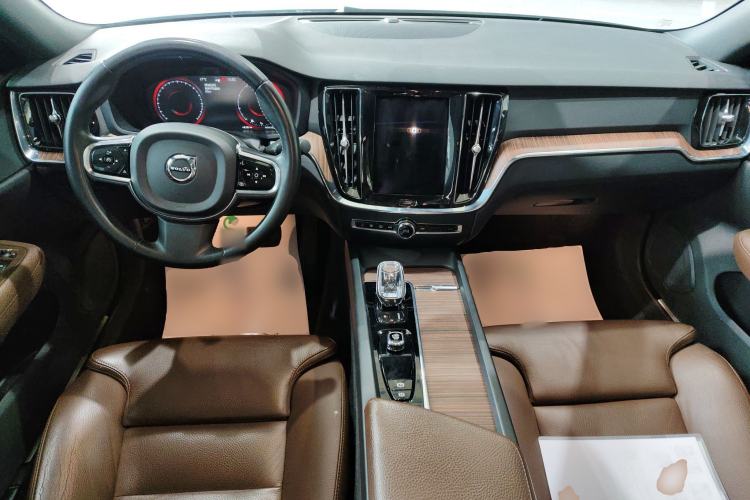 Used Volvo S60 2022 B4 Zhiyuan Luxury Edition Center Console