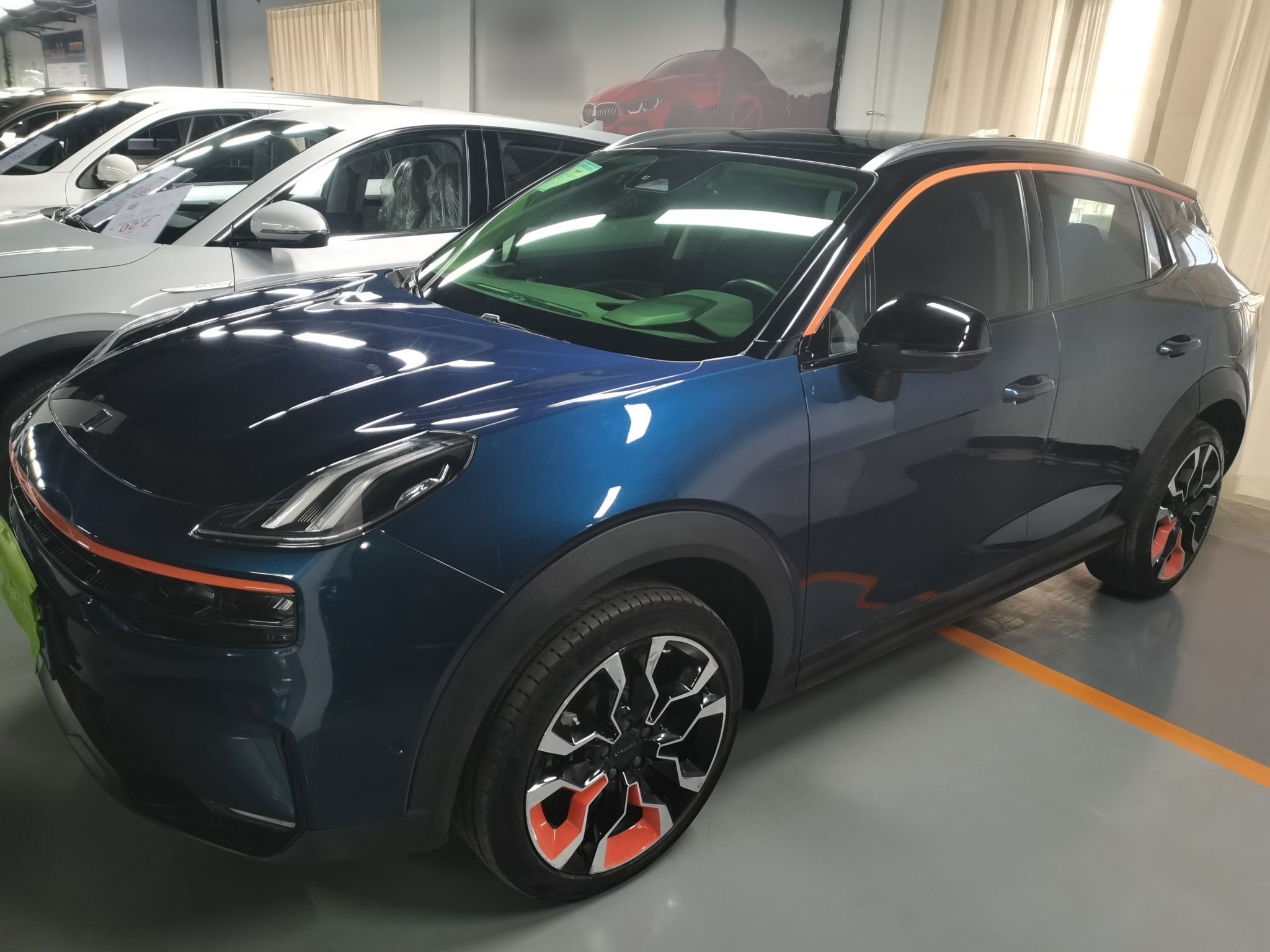 تحت مقدمة السيارة