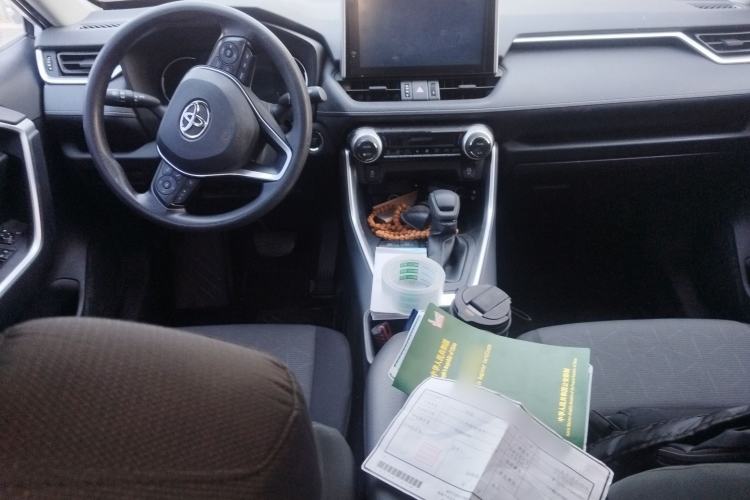 Used Toyota RAV4 2021 2.0L CVT Two-Wheel Drive Fashion Edition Center Console