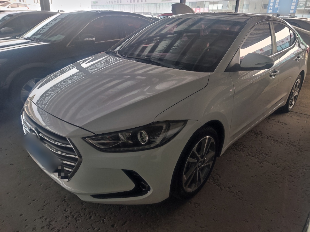 Под передней частью автомобиля