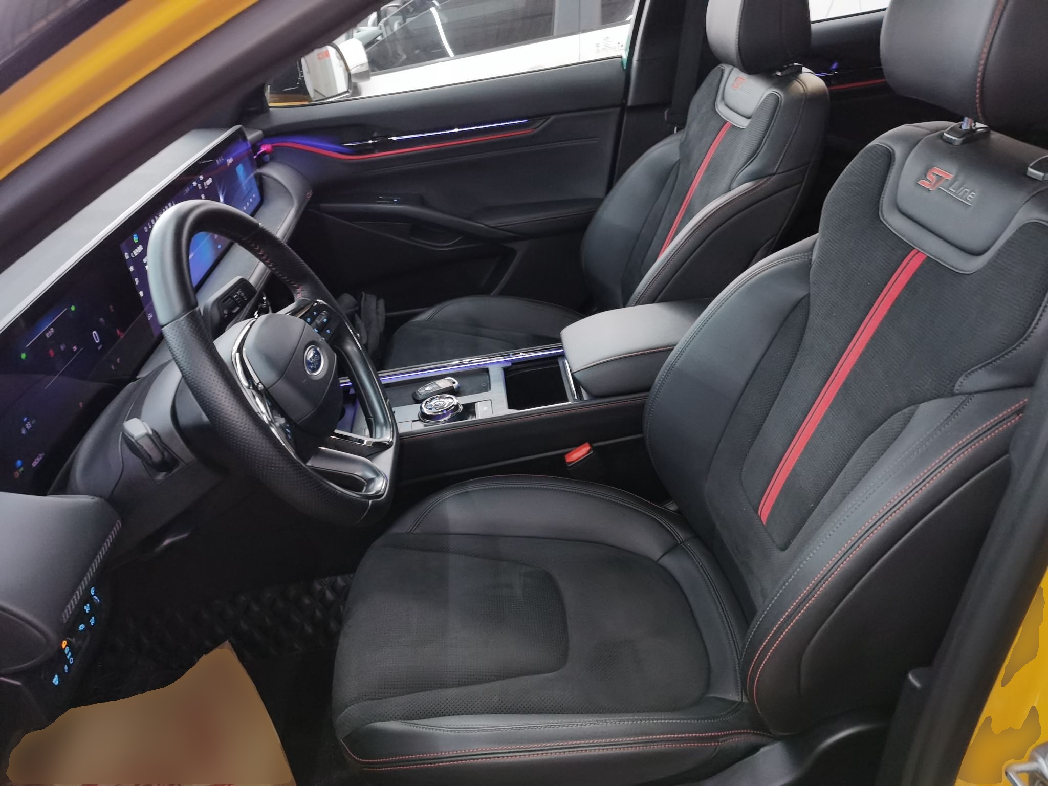 المقاعد الأمامية داخل السيارة