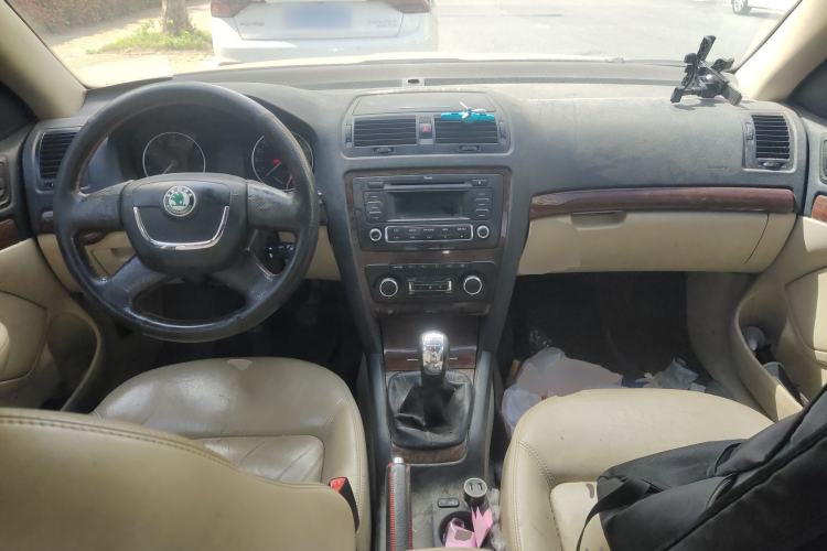 Used Skoda Octavia 2013 1.6L Manual Yijun Edition Center Console