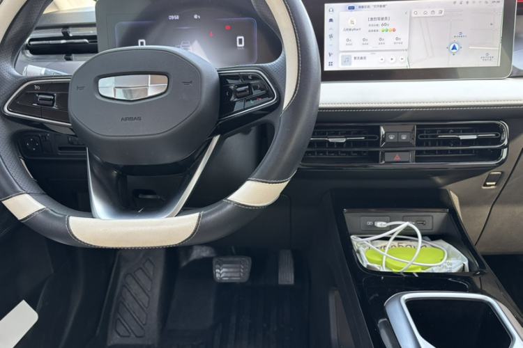 Used Geometry E Firefly 2024 301km Flowing Light Interior 6