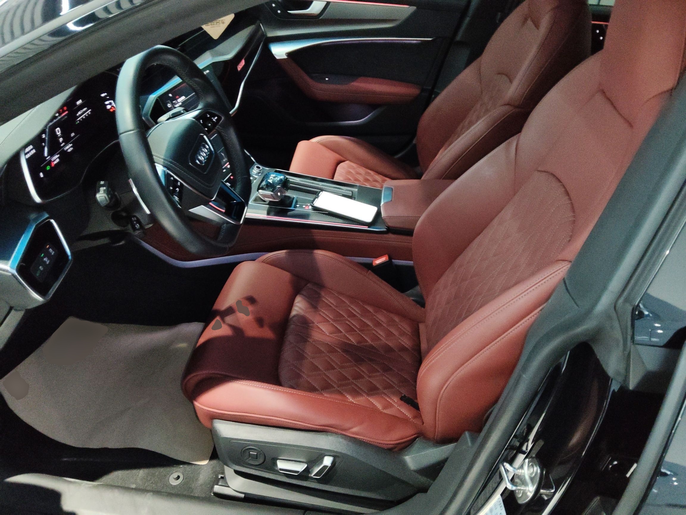 المقاعد الأمامية داخل السيارة