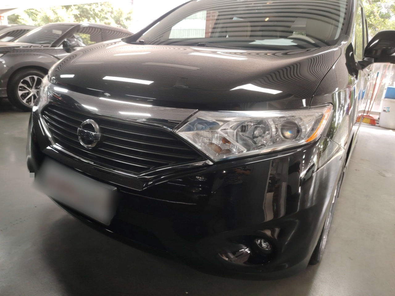 تحت مقدمة السيارة