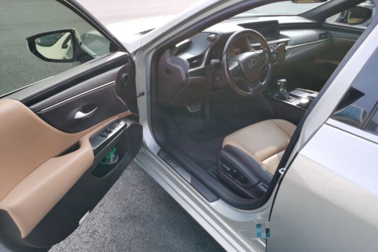 Used Lexus ES 2018 300h Premier Edition China VI Standard Interior 3