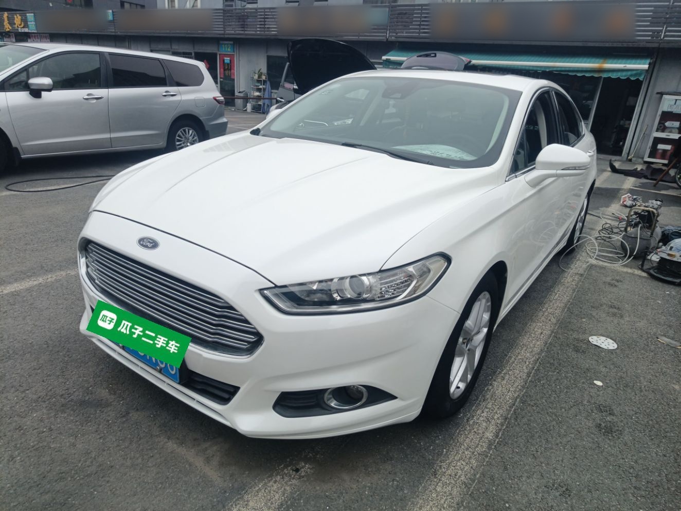 تحت مقدمة السيارة