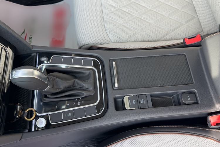 Used Volkswagen Magotan 2024 2 Million Units Zhongxiang Version 330TSI DSG Luxury Edition
