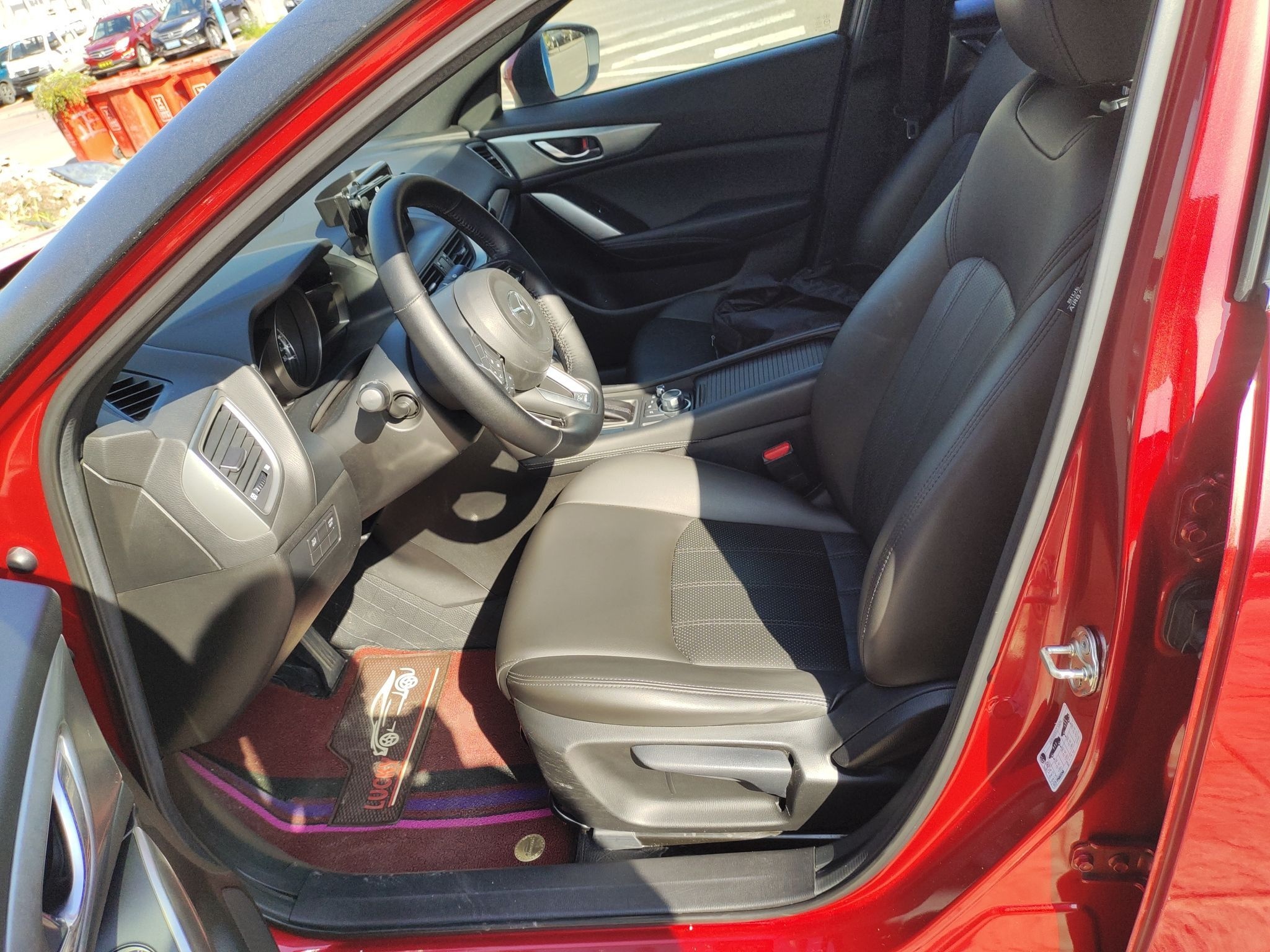 Переднее сиденье в автомобиле