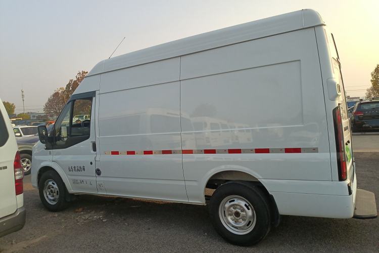 Used JMC Fushun 2023 2.0T Automatic Mid-Drive High-Roof Commercial Van Transport Vehicle with 2/3 Seats
